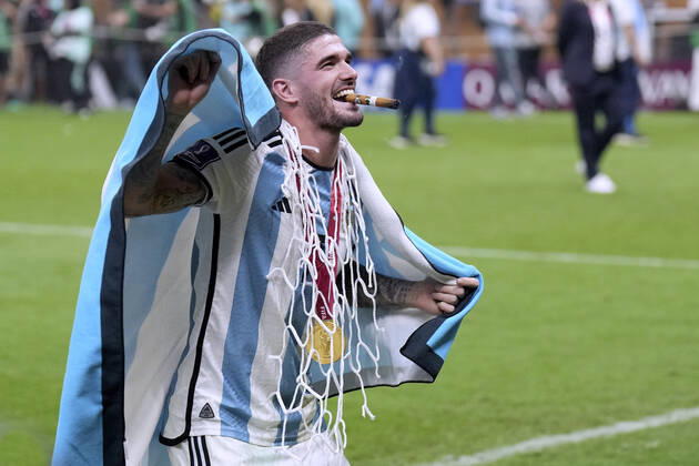 DE PAUL Rodrigo Team Argentinien schneidet sich vom Tornetz ein Souvenir FIFA World Cup, WM, Weltmeisterschaft, Fussball 2022 in Katar Finale Argentinien - Frankreich am 18.12 .2022 im Lusail Stadion DFL REGULATIONS PROHIBIT ANY USE OF PHOTOGRAPHS as IMAGE SEQUENCES and or QUASI-VIDEO Copyright: xLacixPerenyix