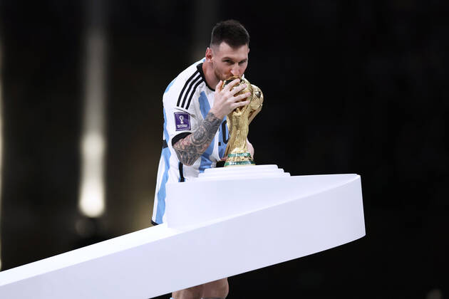 MESSI Lionel Weltmeister Team Argentinien bei der Siegerehrung dem Weltpokal FIFA World Cup, WM, Weltmeisterschaft, Fussball 2022 in Katar Finale Argentinien - Frankreich am 18.12 .2022 im Lusail Stadion DFL REGULATIONS PROHIBIT ANY USE OF PHOTOGRAPHS as IMAGE SEQUENCES and or QUASI-VIDEO Copyright: xLacixPerenyix