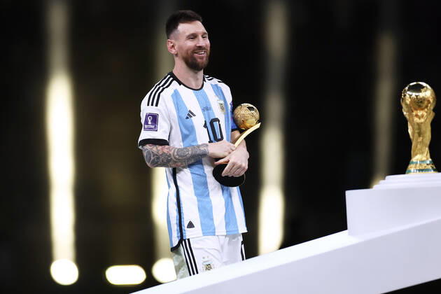 MESSI Lionel Weltmeister Team Argentinien bei der Siegerehrung dem Weltpokal FIFA World Cup, WM, Weltmeisterschaft, Fussball 2022 in Katar Finale Argentinien - Frankreich am 18.12 .2022 im Lusail Stadion DFL REGULATIONS PROHIBIT ANY USE OF PHOTOGRAPHS as IMAGE SEQUENCES and or QUASI-VIDEO Copyright: xLacixPerenyix