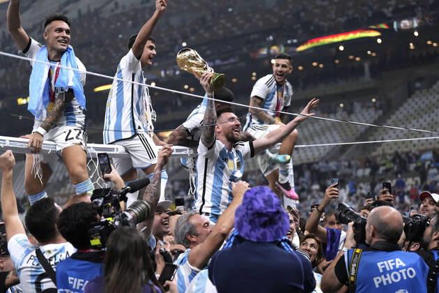 MESSI Lionel Weltmeister Team Argentinien bei der Siegerehrung mit dem Weltpokal FIFA World Cup, WM, Weltmeisterschaft, Fussball 2022 in Katar Finale Argentinien - Frankreich am 18.12 .2022 im Lusail Stadion DFL REGULATIONS PROHIBIT ANY USE OF PHOTOGRAPHS as IMAGE SEQUENCES and or QUASI-VIDEO Copyright: xLacixPerenyix
