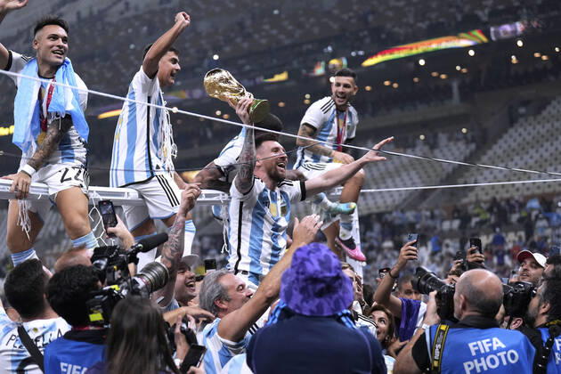 MESSI Lionel Weltmeister Team Argentinien bei der Siegerehrung mit dem Weltpokal FIFA World Cup, WM, Weltmeisterschaft, Fussball 2022 in Katar Finale Argentinien - Frankreich am 18.12 .2022 im Lusail Stadion DFL REGULATIONS PROHIBIT ANY USE OF PHOTOGRAPHS as IMAGE SEQUENCES and or QUASI-VIDEO Copyright: xLacixPerenyix