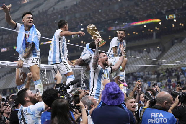 MESSI Lionel Weltmeister Team Argentinien bei der Siegerehrung mit dem Weltpokal FIFA World Cup, WM, Weltmeisterschaft, Fussball 2022 in Katar Finale Argentinien - Frankreich am 18.12 .2022 im Lusail Stadion DFL REGULATIONS PROHIBIT ANY USE OF PHOTOGRAPHS as IMAGE SEQUENCES and or QUASI-VIDEO Copyright: xLacixPerenyix