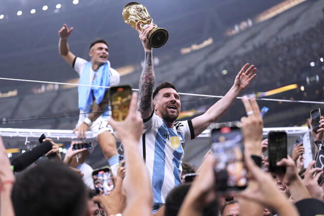 MESSI Lionel Weltmeister Team Argentinien bei der Siegerehrung mit dem Weltpokal FIFA World Cup, WM, Weltmeisterschaft, Fussball 2022 in Katar Finale Argentinien - Frankreich am 18.12 .2022 im Lusail Stadion DFL REGULATIONS PROHIBIT ANY USE OF PHOTOGRAPHS as IMAGE SEQUENCES and or QUASI-VIDEO Copyright: xLacixPerenyix