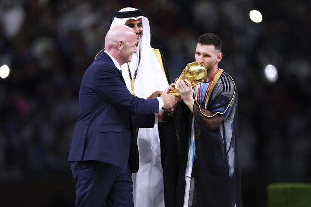 MESSI Lionel Weltmeister Team Argentinien bei der Siegerehrung mit FIFA Praesident INFANTINO Gianni und dem Emir TAMIN BIN HAMAD AL THANI FIFA World Cup, WM, Weltmeisterschaft, Fussball 2022 in Katar Finale Argentinien - Frankreich am 18.12 .2022 im Lusail Stadion DFL REGULATIONS PROHIBIT ANY USE OF PHOTOGRAPHS as IMAGE SEQUENCES and or QUASI-VIDEO Copyright: xLacixPerenyix