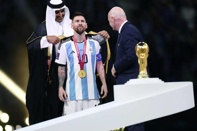 MESSI Lionel Weltmeister Team Argentinien bei der Siegerehrung mit FIFA Praesident INFANTINO Gianni und dem Emir TAMIN BIN HAMAD AL THANI FIFA World Cup, WM, Weltmeisterschaft, Fussball 2022 in Katar Finale Argentinien - Frankreich am 18.12 .2022 im Lusail Stadion DFL REGULATIONS PROHIBIT ANY USE OF PHOTOGRAPHS as IMAGE SEQUENCES and or QUASI-VIDEO Copyright: xLacixPerenyix