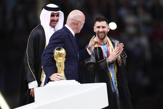 MESSI Lionel Weltmeister Team Argentinien bei der Siegerehrung mit FIFA Praesident INFANTINO Gianni und dem Emir TAMIN BIN HAMAD AL THANI FIFA World Cup, WM, Weltmeisterschaft, Fussball 2022 in Katar Finale Argentinien - Frankreich am 18.12 .2022 im Lusail Stadion DFL REGULATIONS PROHIBIT ANY USE OF PHOTOGRAPHS as IMAGE SEQUENCES and or QUASI-VIDEO Copyright: xLacixPerenyix