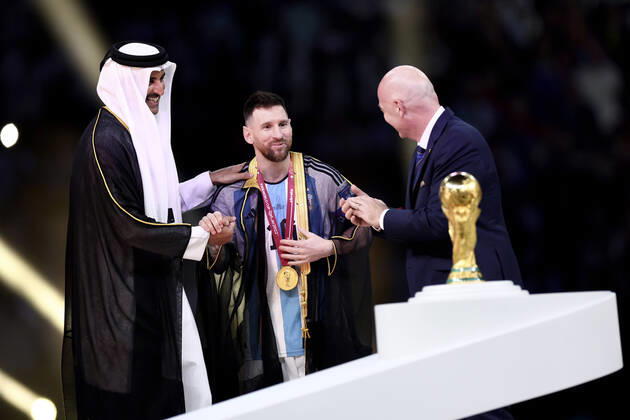 MESSI Lionel Weltmeister Team Argentinien bei der Siegerehrung mit FIFA Praesident INFANTINO Gianni und dem Emir TAMIN BIN HAMAD AL THANI FIFA World Cup, WM, Weltmeisterschaft, Fussball 2022 in Katar Finale Argentinien - Frankreich am 18.12 .2022 im Lusail Stadion DFL REGULATIONS PROHIBIT ANY USE OF PHOTOGRAPHS as IMAGE SEQUENCES and or QUASI-VIDEO Copyright: xLacixPerenyix