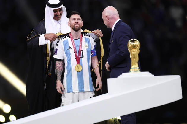 MESSI Lionel Weltmeister Team Argentinien bei der Siegerehrung mit FIFA Praesident INFANTINO Gianni und dem Emir TAMIN BIN HAMAD AL THANI FIFA World Cup, WM, Weltmeisterschaft, Fussball 2022 in Katar Finale Argentinien - Frankreich am 18.12 .2022 im Lusail Stadion DFL REGULATIONS PROHIBIT ANY USE OF PHOTOGRAPHS as IMAGE SEQUENCES and or QUASI-VIDEO Copyright: xLacixPerenyix