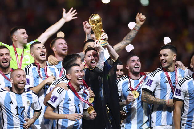 MESSI Lionel Weltmeister Team Argentinien bei der Siegerehrung dem Weltpokal und seiner Mannschaft FIFA World Cup, WM, Weltmeisterschaft, Fussball 2022 in Katar Finale Argentinien - Frankreich am 18.12 .2022 im Lusail Stadion DFL REGULATIONS PROHIBIT ANY USE OF PHOTOGRAPHS as IMAGE SEQUENCES and or QUASI-VIDEO Copyright: xLacixPerenyix