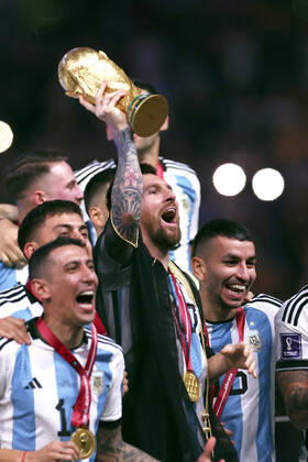 MESSI Lionel Weltmeister Team Argentinien bei der Siegerehrung dem Weltpokal und seiner Mannschaft FIFA World Cup, WM, Weltmeisterschaft, Fussball 2022 in Katar Finale Argentinien - Frankreich am 18.12 .2022 im Lusail Stadion DFL REGULATIONS PROHIBIT ANY USE OF PHOTOGRAPHS as IMAGE SEQUENCES and or QUASI-VIDEO Copyright: xLacixPerenyix