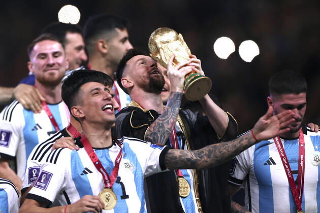 MESSI Lionel Weltmeister Team Argentinien bei der Siegerehrung dem Weltpokal und seiner Mannschaft FIFA World Cup, WM, Weltmeisterschaft, Fussball 2022 in Katar Finale Argentinien - Frankreich am 18.12 .2022 im Lusail Stadion DFL REGULATIONS PROHIBIT ANY USE OF PHOTOGRAPHS as IMAGE SEQUENCES and or QUASI-VIDEO Copyright: xLacixPerenyix