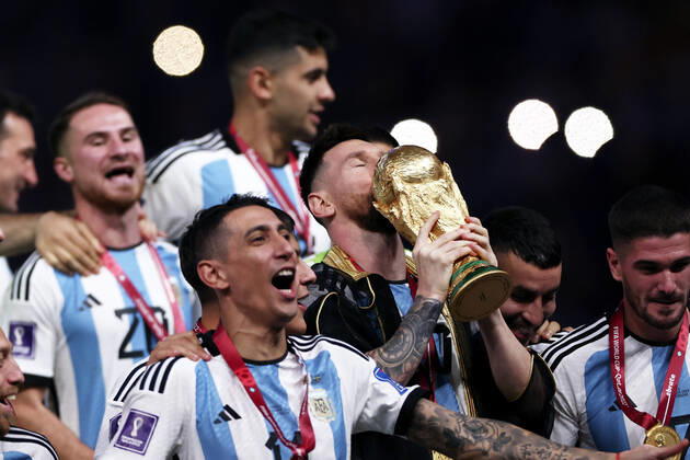MESSI Lionel Weltmeister Team Argentinien bei der Siegerehrung dem Weltpokal und seiner Mannschaft FIFA World Cup, WM, Weltmeisterschaft, Fussball 2022 in Katar Finale Argentinien - Frankreich am 18.12 .2022 im Lusail Stadion DFL REGULATIONS PROHIBIT ANY USE OF PHOTOGRAPHS as IMAGE SEQUENCES and or QUASI-VIDEO Copyright: xLacixPerenyix