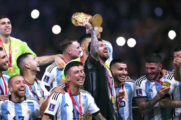 MESSI Lionel Weltmeister Team Argentinien bei der Siegerehrung dem Weltpokal und seiner Mannschaft FIFA World Cup, WM, Weltmeisterschaft, Fussball 2022 in Katar Finale Argentinien - Frankreich am 18.12 .2022 im Lusail Stadion DFL REGULATIONS PROHIBIT ANY USE OF PHOTOGRAPHS as IMAGE SEQUENCES and or QUASI-VIDEO Copyright: xLacixPerenyix