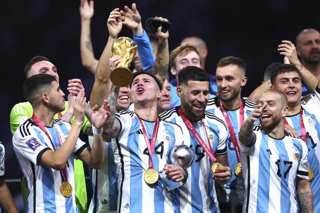 FERNANDEZ Enzo Weltmeister Team Argentinien bei der Siegerehrung dem Weltpokal und seiner Mannschaft FIFA World Cup, WM, Weltmeisterschaft, Fussball 2022 in Katar Finale Argentinien - Frankreich am 18.12 .2022 im Lusail Stadion DFL REGULATIONS PROHIBIT ANY USE OF PHOTOGRAPHS as IMAGE SEQUENCES and or QUASI-VIDEO Copyright: xLacixPerenyix