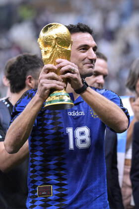 SCALONI Lionel Trainer Weltmeister Team Argentinien bei der Siegerehrung mit dem Weltpokal FIFA World Cup, WM, Weltmeisterschaft, Fussball 2022 in Katar Finale Argentinien - Frankreich am 18.12 .2022 im Lusail Stadion DFL REGULATIONS PROHIBIT ANY USE OF PHOTOGRAPHS as IMAGE SEQUENCES and or QUASI-VIDEO Copyright: xLacixPerenyix