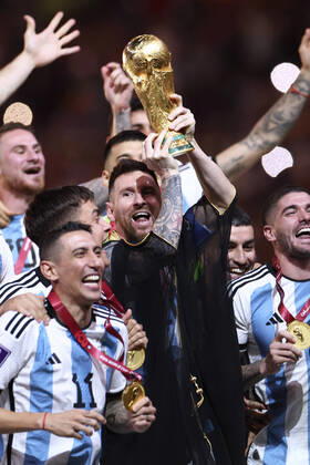 MESSI Lionel Weltmeister Team Argentinien bei der Siegerehrung dem Weltpokal und seiner Mannschaft FIFA World Cup, WM, Weltmeisterschaft, Fussball 2022 in Katar Finale Argentinien - Frankreich am 18.12 .2022 im Lusail Stadion DFL REGULATIONS PROHIBIT ANY USE OF PHOTOGRAPHS as IMAGE SEQUENCES and or QUASI-VIDEO Copyright: xLacixPerenyix