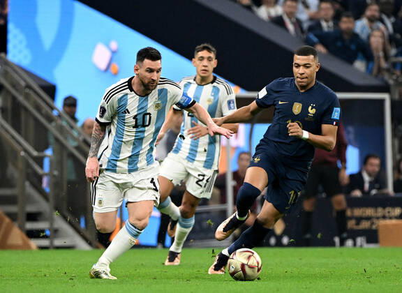 Fussball, Herren, Saison 2022 23, WM in Katar, Finale, Argentinien - Frankreich (2:2, 3:3 n. V, 4:2 i. E.) im Lusail Iconic Stadium in Lusail, v. l. Lionel Messi (Argentinien), Kylian Mbappe (Frankreich), 18.12. 2022, Copyright: xMatthiasxKochx