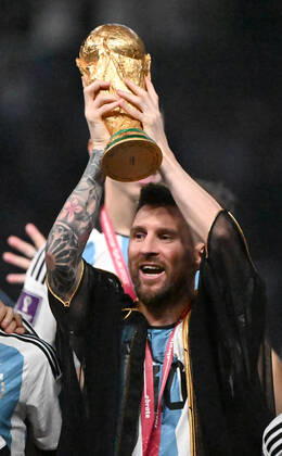 Fussball, Herren, Saison 2022 23, WM in Katar, Finale, Argentinien - Frankreich (2:2, 3:3 n. V, 4:2 i. E.) im Lusail Iconic Stadium in Lusail, Siegerfoto Argentinien, Lionel Messi (Argentinien) mit Poka, Medaille und Umhang, den er von Emir Tamim bin Hamad Al Thani erhielt, 18.12. 2022, Copyright: xMatthiasxKochx