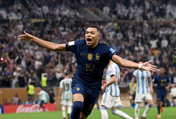 Fussball, Herren, Saison 2022 23, WM in Katar, Finale, Argentinien - Frankreich (2:2, 3:3 n. V, 4:2 i. E.) im Lusail Iconic Stadium in Lusail, Kylian Mbappe (Frankreich), Jubel nach Tor zum 3:3, 18.12. 2022, Copyright: xMatthiasxKochx