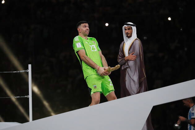 Emiliano Martinez (ARG), DECEMBER 18, 2022 - Football Soccer : Emiliano Martinez celebrate during the Best Goalkeeper Award Ceremony of FIFA World Cup, WM, Weltmeisterschaft, Fussball Qatar 2022 final match between Argentina 3 (PSO 4-2) 3 France at the Lusail Stadium in Al Daayen, Qatar. Noxthirdxpartyxsales  (206639787)