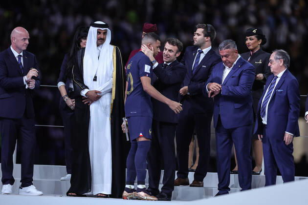December 18, 2022, DOHA, QATAR: DOHA, CATAR, 18.12.2022 - ARGENTINA-FRANo¡A - Kylian Mbappo , da FranoÂßa, o parabenizado pelo presidente francoªs Emmanuel Macron durante a cerimo nia de premiaoÂßo£o apo³s a final da Copa do Mundo da FIFA Qatar 2022 entre Argentina e FranoÂßa no Lusail Stadium em 18 de dezembro de 2022 na cidade de Lusail, Qatar. DOHA QATAR - ZUMAv122 20221218_zap_v122_273 Copyright: xWilliamxVolcovx