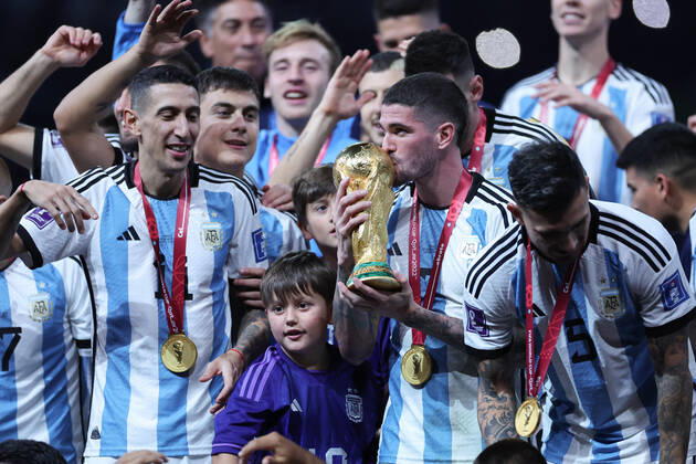 December 18, 2022, DOHA, QATAR: DOHA, CATAR, 18.12.2022 - ARGENTINA-FRANo¡A - O meio-campista argentino nÃ‚Âº 07 Rodrigo De Paul comemora apoÂ³s a cerimoÂ nia de premiaoÂßoÂ£o depois de vencer a final da Copa do Mundo de futebol Qatar 2022 entre Argentina e FranoÂßa no Lusail Stadium em Lusail, norte de Doha em 18 de dezembro de 2022. A Argentina venceu na disputa de poÂªnaltis. DOHA QATAR - ZUMAv122 20221218_zap_v122_274 Copyright: xWilliamxVolcovx