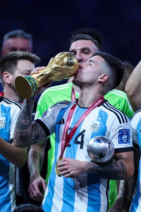 December 18, 2022, DOHA, QATAR: DOHA, CATAR, 18.12.2022 - ARGENTINA-FRANo¡A - O melhor jogador jovem da Argentina, Enzo Fernandez, comemora com o trofo u depois de vencer a Copa do Mundo da FIFA 2022, partida final de futebol entre Argentina e FranoÂßa em 18 de dezembro de 2022 no Esto¡dio Lusail em Al Daayen, Catar DOHA QATAR - ZUMAv122 20221218_zap_v122_277 Copyright: xWilliamxVolcovx