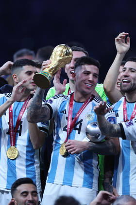 December 18, 2022, DOHA, QATAR: DOHA, CATAR, 18.12.2022 - ARGENTINA-FRANo¡A - O melhor jogador jovem da Argentina, Enzo Fernandez, comemora com o trofo u depois de vencer a Copa do Mundo da FIFA 2022, partida final de futebol entre Argentina e FranoÂßa em 18 de dezembro de 2022 no Esto¡dio Lusail em Al Daayen, Catar DOHA QATAR - ZUMAv122 20221218_zap_v122_278 Copyright: xWilliamxVolcovx
