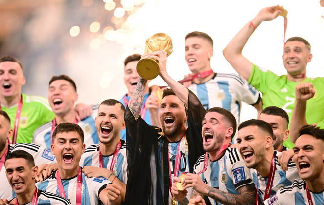 FUSSBALL WM 2022 Finale Argentinien - Frankreich 18.12.2022 Siegerehrung, JUBEL Weltmeister Argentinien; Angel Di Maria, Paulo Dybala, Lionel Messi im Umhang (Bischt) mit WM Pokal, Rodrigo de Paul, Leandro Paredes und Lautaro Martinez (v.li)