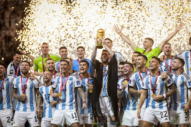 Doha, Qatar. 18th Dec, 2022. Lionel Messi of Argentina lifts the FIFA World Cup, WM, Weltmeisterschaft, Fussball Qatar 2022 Winner s Trophy Argentina - France Final Match Argentinien - Frankreich World Cup 2022 in Qatar 18.12.2022