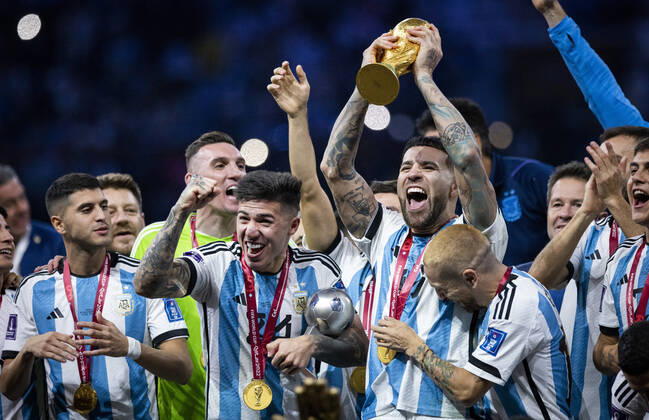 Doha, Qatar. 18th Dec, 2022. Enzo Fernandez (Arg), Nicolas Otamendi (Arg) lifts the FIFA World Cup, WM, Weltmeisterschaft, Fussball Qatar 2022 Winner s Trophy , Alejandro Gomez (Arg) Argentina - France Final Match Argentinien - Frankreich World Cup 2022 in Qatar 18.12.2022