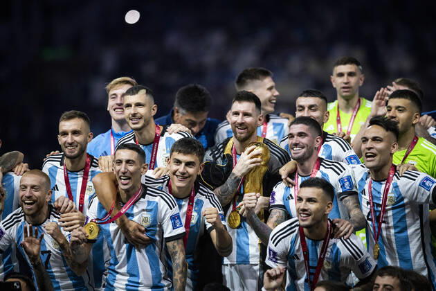 Doha, Qatar. 18th Dec, 2022. Lionel Messi of Argentina lifts the FIFA World Cup, WM, Weltmeisterschaft, Fussball Qatar 2022 Winner s Trophy Argentina - France Final Match Argentinien - Frankreich World Cup 2022 in Qatar 18.12.2022