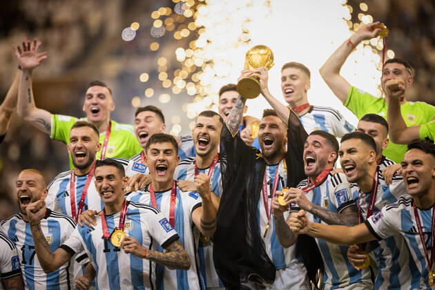 Doha, Qatar. 18th Dec, 2022. Lionel Messi of Argentina lifts the FIFA World Cup, WM, Weltmeisterschaft, Fussball Qatar 2022 Winner s Trophy Argentina - France Final Match Argentinien - Frankreich World Cup 2022 in Qatar 18.12.2022
