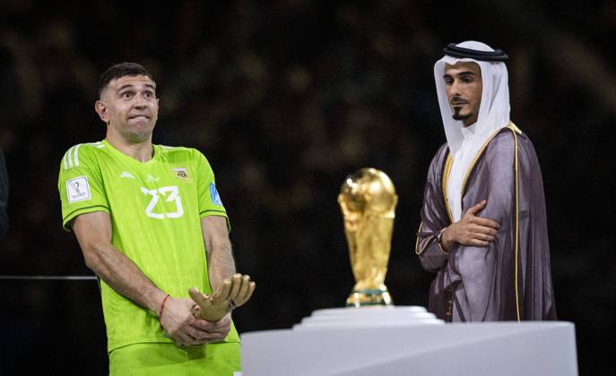 Doha, Qatar. 18th Dec, 2022. Torwart Emiliano Martinez (Arg) celebrates with the golden glove award Argentina - France Final Match Argentinien - Frankreich World Cup 2022 in Qatar 18.12.2022