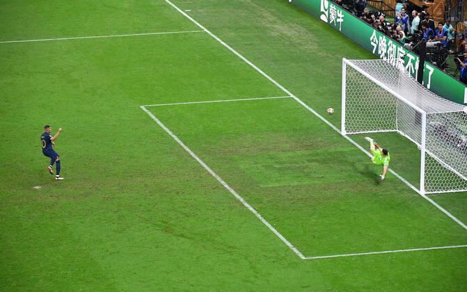 Fussball Weltmeisterschaft, Herren, Qatar 2022, Finale, Lusail Iconic Stadium, Argentinien - Frankreich 4:2 n.E.; Kylian Mbappe (FRA) erzielt das Tor zum 3:3 in der Verlängerung durch Foulelfmeter gegen Hugo Lloris (FRA). FIFA REGULATIONS PROHIBIT ANY USE OF PHOTOGRAPHS AS IMAGE SEQUENCES AND OR QUASI-VIDEO
