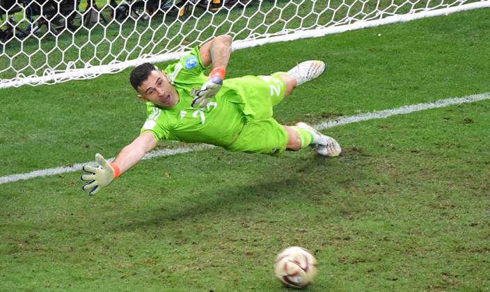 Fussball Weltmeisterschaft, Herren, Qatar 2022, Finale, Lusail Iconic Stadium, Argentinien - Frankreich 4:2 n.E.; Emiliano Martinez (ARG) beim Elfmeter von Aurelien Tchouameni (FRA), der am Tor vorbei schiesst. FIFA REGULATIONS PROHIBIT ANY USE OF PHOTOGRAPHS AS IMAGE SEQUENCES AND OR QUASI-VIDEO