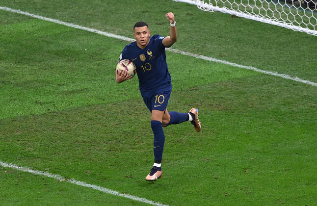 FUSSBALL WM 2022 Finale Argentinien - Frankreich 18.12.2022 Kylian Mbappe (Frankreich) bejubelt seinen Treffer zum 2:1