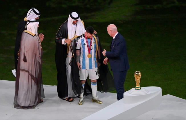 FUSSBALL WM 2022 Finale Argentinien - Frankreich 18.12.2022 Tamim bin Hamad Al Thani (Emir von Katar) legt Lionel Messi einen Umhang (Bischt) um. Fifa-Praesident Gianni Infantino zeigt sich groß begeistert