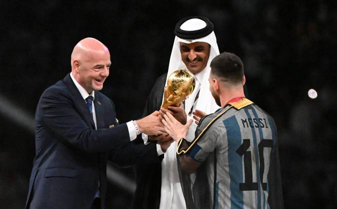 Fussball, Herren, Saison 2022 23, WM in Katar, Finale, Argentinien - Frankreich (2:2, 3:3 n. V, 4:2 i. E.) im Lusail Iconic Stadium in Lusail, v. l. FIFA-Präsident Gianni Infantino, Katars Emir Tamim bin Hamad Al Thani, Lionel Messi (Argentinien) bei der Siegerehrung, 18.12. 2022, Copyright: xMatthiasxKochx