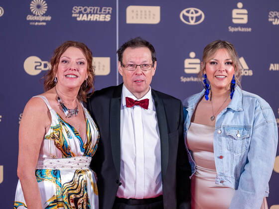 Familie Dobbratz, von links: Beate, Klaus, Debbie, Sportler des Jahres, Verleihung der Ehrung im Jahre 2022, 18.12.2022, Eibner-Pressefoto Sascha Walther Sportler des Jahres, Verleihung der Ehrung im Jahre 2022, 18.12.2022 Baden-Baden Copyright: xEibner-Pressefotox EP_EER