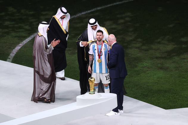 The Final : FIFA World Cup, WM, Weltmeisterschaft, Fussball 18 December 2022, Lusail City - FIFA World Cup Qatar 2022 - Final - Argentina v France - Lionel Messi of Argentina is dressed in a Bisht by the Sheikh Tamin bin Hamad Al Thani, Amir of Qatar as FIFA President Gianni Infantino watches - Photo: Charlotte Wilson Offside. Doha Qatar Copyright: xCharlottexWilsonx xOffsidexOffside