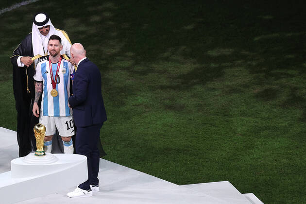 The Final : FIFA World Cup, WM, Weltmeisterschaft, Fussball 18 December 2022, Lusail City - FIFA World Cup Qatar 2022 - Final - Argentina v France - Lionel Messi of Argentina is dressed in a Bisht by the Sheikh Tamin bin Hamad Al Thani, Amir of Qatar as FIFA President Gianni Infantino watches - Photo: Charlotte Wilson Offside. Doha Qatar Copyright: xCharlottexWilsonx xOffsidexOffside