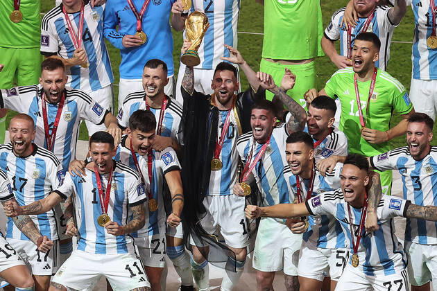 The Final : FIFA World Cup, WM, Weltmeisterschaft, Fussball 18 December 2022, Lusail City - FIFA World Cup Qatar 2022 - Final - Argentina v France - Lionel Messi of Argentina lifts the World Cup trophy with his team - Photo: Charlotte Wilson Offside. Doha Qatar Copyright: xCharlottexWilsonx xOffsidexOffside