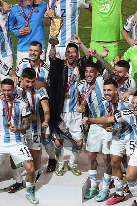 The Final : FIFA World Cup, WM, Weltmeisterschaft, Fussball 18 December 2022, Lusail City - FIFA World Cup Qatar 2022 - Final - Argentina v France - Lionel Messi of Argentina lifts the World Cup trophy with his team - Photo: Charlotte Wilson Offside. Doha Qatar Copyright: xCharlottexWilsonx xOffsidexOffside