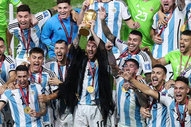 The Final : FIFA World Cup, WM, Weltmeisterschaft, Fussball 18 December 2022, Lusail City - FIFA World Cup Qatar 2022 - Final - Argentina v France - Lionel Messi of Argentina lifts the World Cup trophy with his team - Photo: Charlotte Wilson Offside. Doha Qatar Copyright: xCharlottexWilsonx xOffsidexOffside
