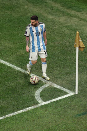The Final : FIFA World Cup, WM, Weltmeisterschaft, Fussball 18 December 2022, Lusail City - FIFA World Cup Qatar 2022 - Final - Argentina v France - Lionel Messi of Argentina prepares to take a corner - Photo: Charlotte Wilson Offside. Doha Qatar Copyright: xCharlottexWilsonx xOffsidexOffside