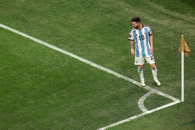 The Final : FIFA World Cup, WM, Weltmeisterschaft, Fussball 18 December 2022, Lusail City - FIFA World Cup Qatar 2022 - Final - Argentina v France - Lionel Messi of Argentina prepares to take a corner - Photo: Charlotte Wilson Offside. Doha Qatar Copyright: xCharlottexWilsonx xOffsidexOffside