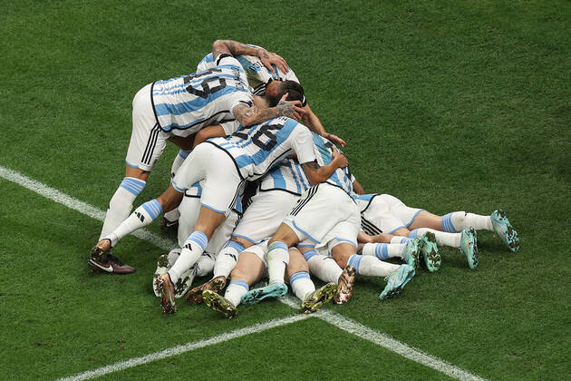 The Final : FIFA World Cup, WM, Weltmeisterschaft, Fussball 18 December 2022, Lusail City - FIFA World Cup Qatar 2022 - Final - Argentina v France - Argentina celebrate their opening goal by piling on top of penalty scorer Lionel Messi - Photo: Charlotte Wilson Offside. Doha Qatar Copyright: xCharlottexWilsonx xOffsidexOffside