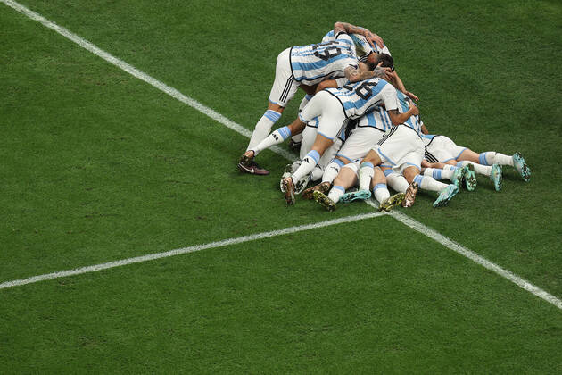 The Final : FIFA World Cup, WM, Weltmeisterschaft, Fussball 18 December 2022, Lusail City - FIFA World Cup Qatar 2022 - Final - Argentina v France - Argentina celebrate their opening goal by piling on top of penalty scorer Lionel Messi - Photo: Charlotte Wilson Offside. Doha Qatar Copyright: xCharlottexWilsonx xOffsidexOffside