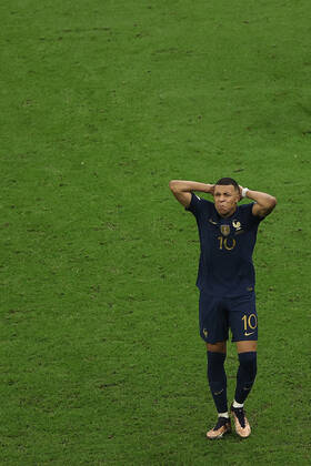 The Final : FIFA World Cup, WM, Weltmeisterschaft, Fussball 18 December 2022, Lusail City - FIFA World Cup Qatar 2022 - Final - Argentina v France - Kylian Mbappe of France reacts after missing a chance - Photo: Charlotte Wilson Offside. Doha Qatar Copyright: xCharlottexWilsonx xOffsidexOffside